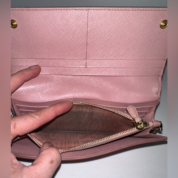 💯 PRADA Logo Plate Pale Pink Saffiano Leather Wallet on Chain w/ auth cert - Picture 7 of 13